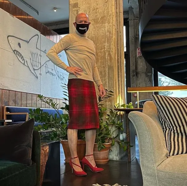 Dünya bu adamı konuşuyor! 3 çocuk babası ama işe topuklu ayakkabı ve etekle gidiyor!-6