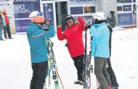 Coronavirüse rağmen kayak severler Palandöken’e çıktı-1