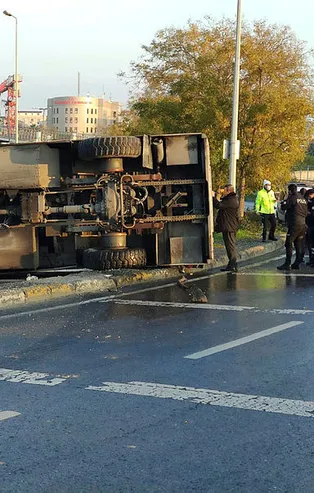 SON DAKİKA: İstanbul Küçükçekmece D-100'de TOMA devrildi