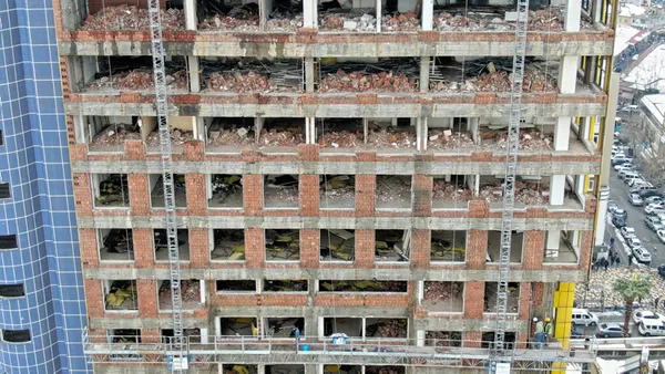 dunyanin-en-sacma-binasi-kahramanmarastaki-18-katli-binanin-sokumu-devam-ediyor-1643721384655.jpg 'Dünyanın en saçma binası' Kahramanmaraş'taki 18 katlı binanın sökümü devam ediyor-5