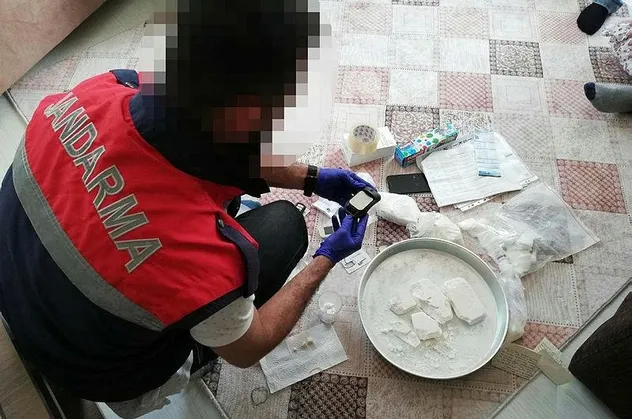 Son dakika: 20 kilo kokain ele geçirilen operasyon anı kamerada
