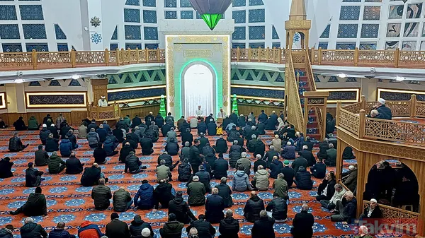 Regaib Kandili'nde eller semaya yükseldi! Vatandaşlar camilere akın etti: İşte il il o fotoğraflar... - 15