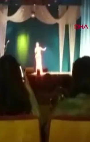 Ünlü şarkıcı sahnede hayatını kaybetti!