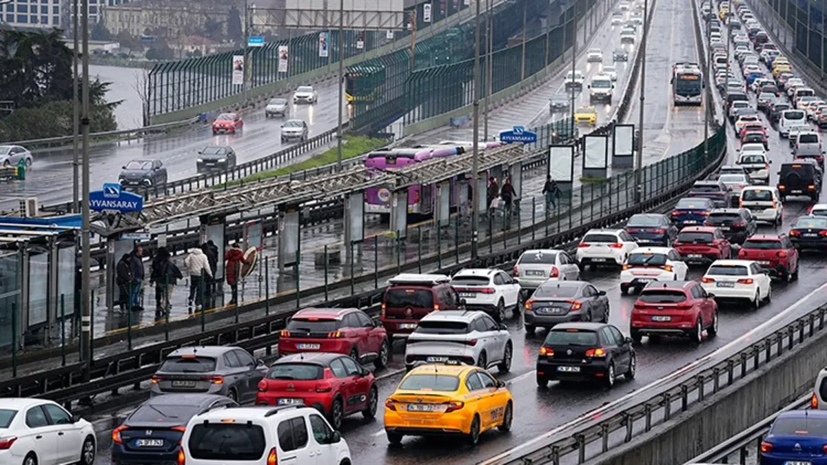 İstanbul'da bayramın ikinci gününde yağış ve ziyaret hareketliliği trafikte aksamalara yol açtı