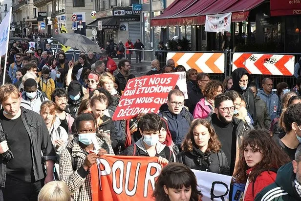 fransa-ayaklandi-200-sehirde-macron-karsiti-protesto-1633462687156.jpeg Fransa ayaklandı! 200 şehirde Macron karşıtı protesto-2