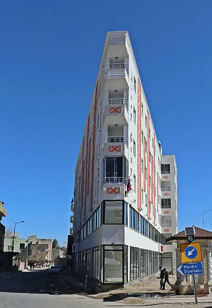 1614242238692.jpg Amerikalı yapar da Türk müteahhit durur mu! Mardin'deki 'İp Bina'yı gören bir kez daha bakıyor! Satın almak için herkes sıraya girdi!-3