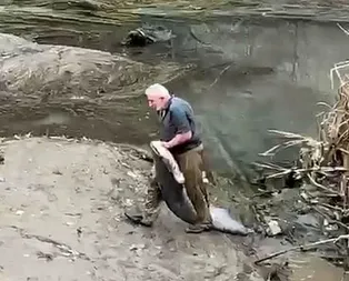 Boyu kadar balığı böyle yakaladı