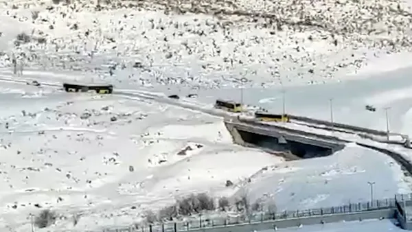 kar-yagisi-bitti-istanbullunun-cilesi-sona-ermedi-iett-seferleri-aksadi-otobusler-kaderine-terkedildi-1643202848008.jpg Kar yağışı bitti İstanbullu'nun çilesi sona ermedi! İETT seferleri aksadı otobüsler kaderine terkedildi-2