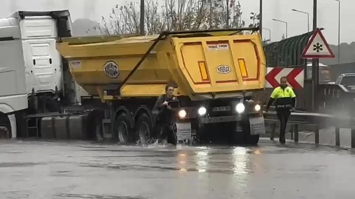 İstanbul sağanak ve fırtınanın etkisi altında! Ağaçlar devrildi, cadde ve sokakları su bastı, araçlar mahsur kaldı...