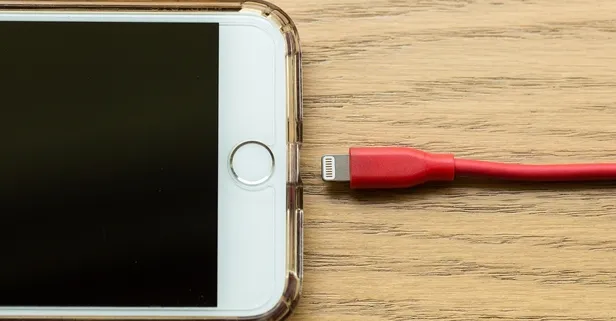 Telefon Şarj Ederken Yapılan Hatalar Yangına Yol Açabilir: Uzmanlardan Kritik Uyarı