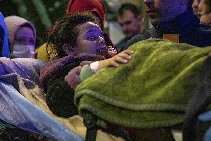 gazzeden-turkiyeye-hasta-tahliyesi-23-hasta-21-refakatci-turkiyeye-getirildi-1701294004564.jpeg Gazze'den Türkiye'ye hasta tahliyesi! 23 hasta, 21 refakatçi Türkiye'ye getirildi-4