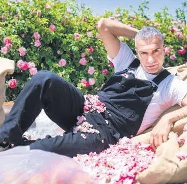 berdan-mardini-kral-charlesa-parfum-gonderdi-mardini-saray-gul-gibi-kokacak-1700777529234.jpeg Berdan Mardini, yine yaptı yapacağını! Kral Charles'a parfüm gönderdi: “Saray gül gibi kokacak”-2