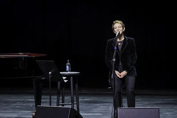 1665455730786.jpeg Stacey Kent rüzgarı! Dünyaca ünlü ABD'li şarkıcı AKM'de konser verdi-3