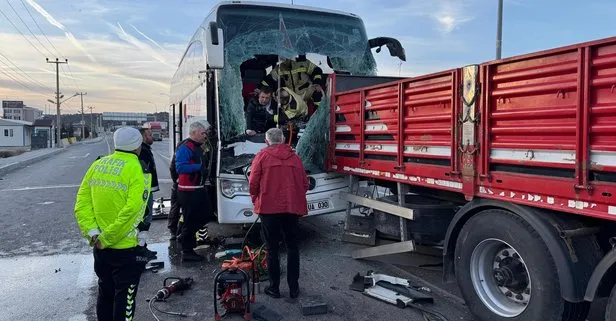 Kütahya’da yolcu otobüsü tıra çarptı: 14 yaralı