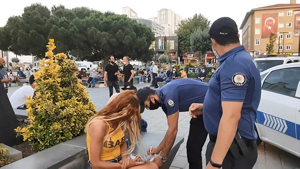 esenyurtta-maskesini-takmayan-kadini-savunan-vatandas-da-ceza-yedi-1593696332072.jpg Esenyurt'ta maskesini takmayan kadını savunan vatandaş da ceza yedi-3