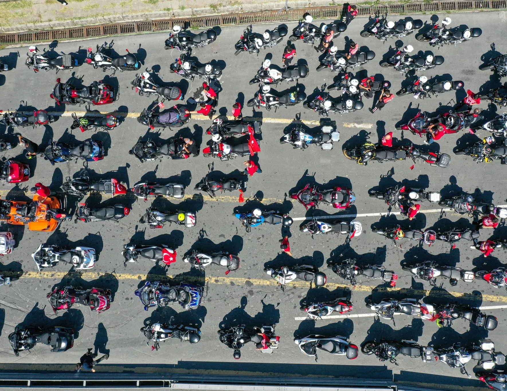 İstanbul’da kırmızı beyaz konvoy