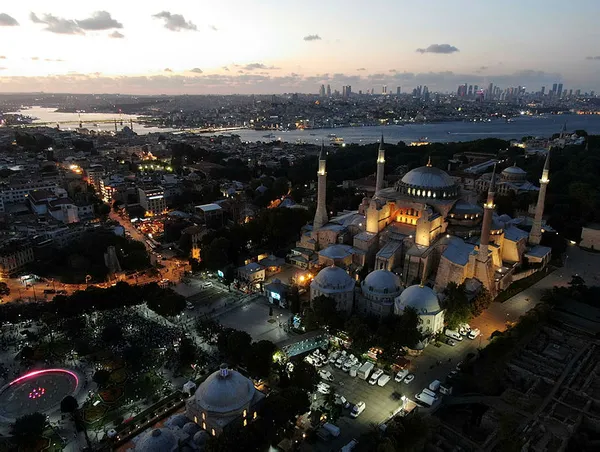 ayasofya-i-kebir-cami-i-serifinde-86-yil-sonra-ilk-yatsi-namazi-kilindi-1595622075056.jpg