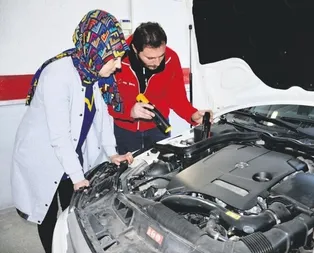 Oto bakıma kadın eli