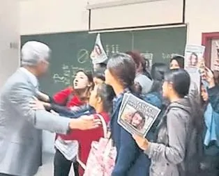 Kızlar sınıf bastı