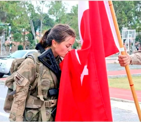 sehit-ali-bezikin-cenazesine-mavi-bere-ile-katilan-kizi-batin-bezik-komando-oldu-1637561041367.jpg Şehit Ali Bezik'in cenazesine mavi bere ile katılan kızı Batın Bezik komando oldu-12