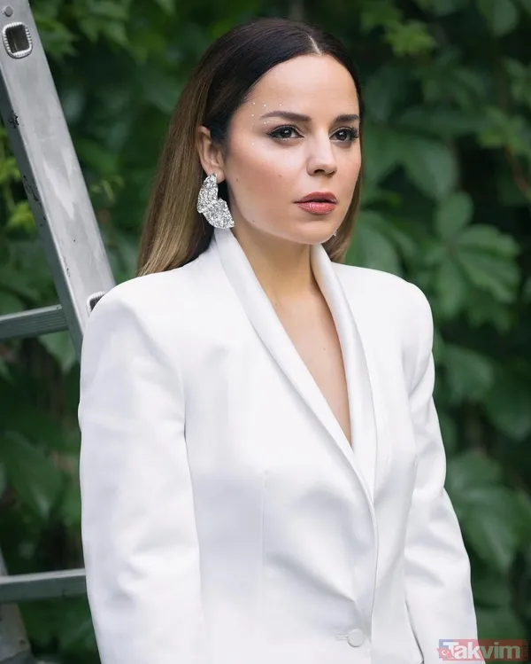 Aşk-ı Memnu’nun Cemile’si Pelin Ermiş beyaz ceketinin içine hiçbir şey giymeden paylaştı! Pozları ayrı son hali ayrı olay oldu! - 17