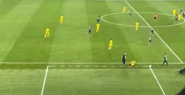 İstanbulspor - Fenerbahçe maçında akılalmaz olay: Jorge Jesus yerde yatan oyuncuya tekme attı!-2