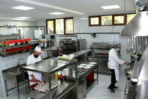 CHP'li Safranbolu Belediye Başkanı Elif Köse kendi sosyal tesislerinde yemekten zehirlendi-2