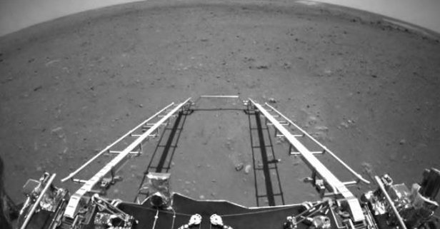 Çin’in uzay aracı Zhurong Mars’tan ilk fotoğrafları gönderdi