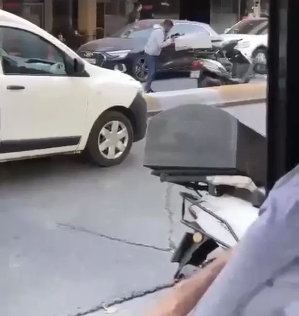 istanbulda-cadde-ortasinda-catisma-silahlar-pes-pese-patladi-1663744664596.jpeg