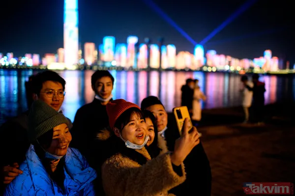 Koronavirüsün ortaya çıktığı Vuhan'da yılbaşı kutlaması! Görüntüler pes dedirtti - 12