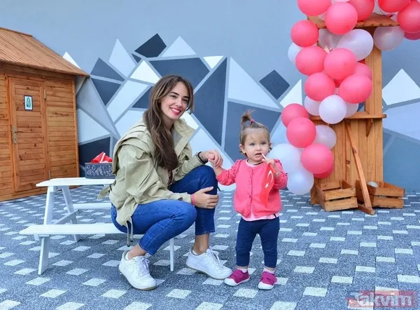 Seda Bakan derin yırtmacı ve dekoltesiyle sosyal medyayı salladı! Çiçekli elbisesiyle poz verdi herkes onu konuştu - 18