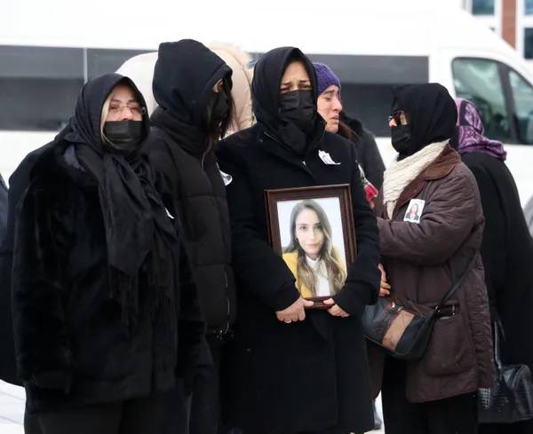 bursada-evinin-yakinindaki-parkta-olu-bulunan-hakim-cigdem-bayrakceken-memleketi-afyonkarahisarda-son-yolculug-1647005304500.jpg Bursa'da evinin yakınındaki parkta ölü bulunan Hakim Çiğdem Bayrakçeken memleketi Afyonkarahisar'da son yolculuğuna uğurlandı-3