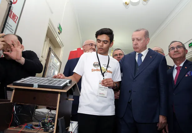 Başkan Erdoğan Manisa'da öğrencilerin projelerini inceledi-2