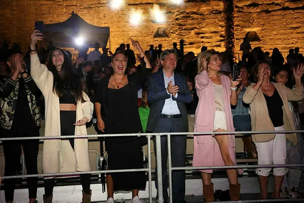 1634414613310.jpg Sinan Akçıl’dan çocuk itirafı! Hayranlarının önünde açıkladı eşi Burcu Kıratlı’ya bakın nasıl seslendi-3
