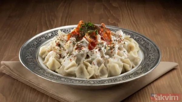 Pişirme Ve Sos: Mantıları Kaynar Tuzlu Suda Haşlayın. Yumuşayınca Süzgeçle Alın Ve Üzerine Biraz Soğuk Su Gezdirerek Durulayın. Sos İçin, Zeytinyağında...