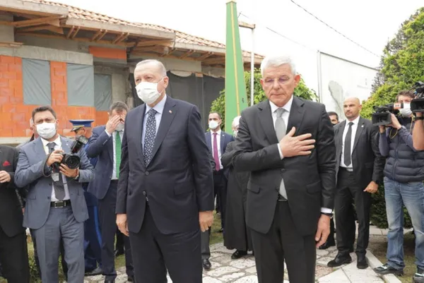 baskan-recep-tayyip-erdogan-bosna-hersekte-aliya-izzetbegovicin-kabrini-ziyaret-etti-1630062687327.jpg