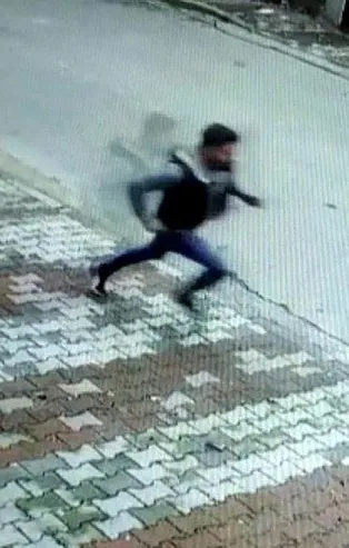Kadını yerde sürükleyip telefonunu çaldı! Sultanbeyli'deki kapkaççının kaçma anı kamerada