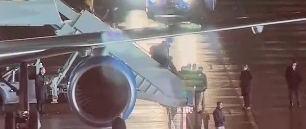 80 yaşındaki ABD Başkanı Joe Biden uçağın merdivenlerine düştü!-8