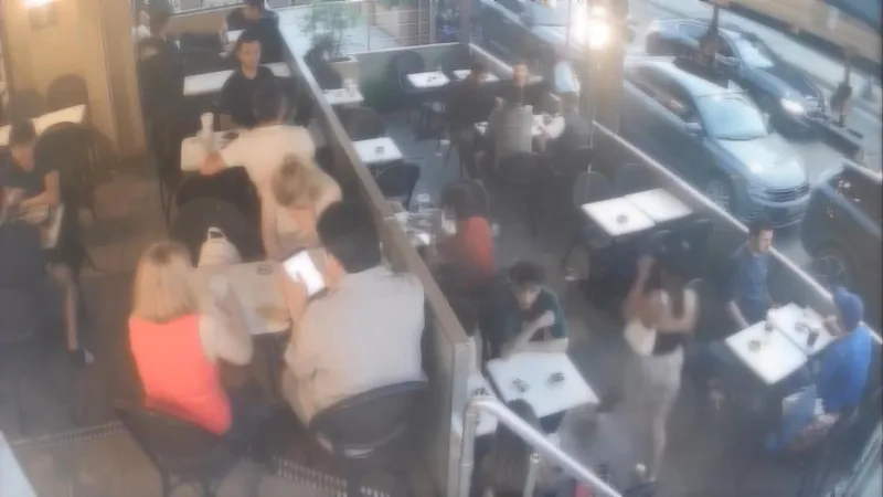 etilerde-ferdi-tayfurun-damadinin-restoranina-operasyon-kadinlarin-getirdigi-musterilere-yuksek-hesap-odettirm-1782118008523.jpg Ferdi Tayfur’un damadının restoranına yüksek hesap baskını: Arkadaşlık uygulaması tuzağı polise takıldı-4