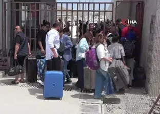 İranlılar Gürbulak Sınır Kapısı’na akın etti: Savaştan korkmuyoruz, vatanımıza sahip çıkacağız