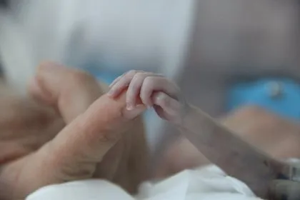 Parmak bebek dünyaya geldi