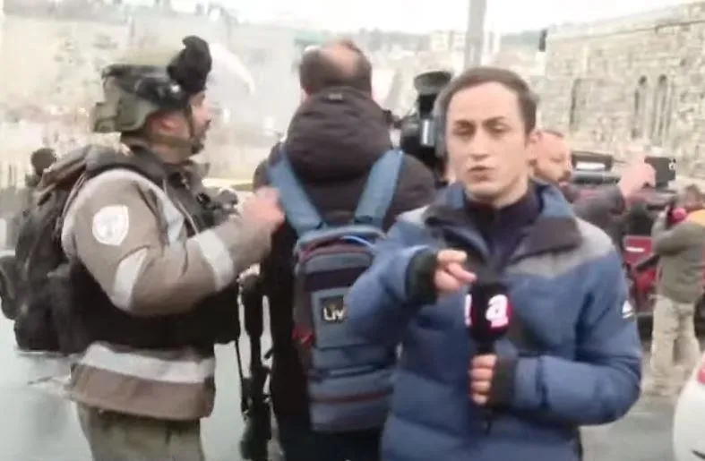 Son dakika: Soykırımın gölgesinde 16. Cuma! İşgalci İsrail polisi namaz kılan Filistinliyi gözaltına aldı-2