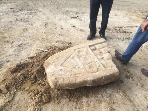 Okul temeli kazısında Roma dönemine ait mezar taşı bulundu-1