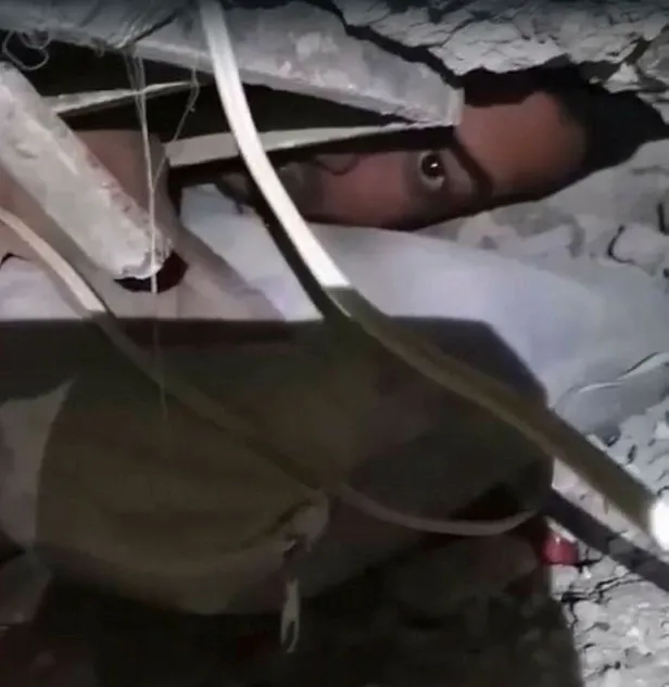 Deprem bölgesindeki mucize kurtuluşlarda gözyaşları sel oldu: "Ne olur elimi bırakmayın"-10