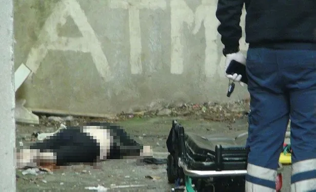 Kağıthane’de 5. kattan aşağıya düşen kadın olay yerinde hayatını kaybetti-1