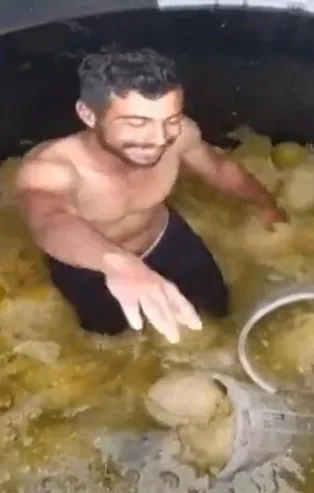 Turşu tankına çıplak ayaklarıyla girip sosyal medyada paylaştı! Turşu fabrikasında mide bulandıran görüntü