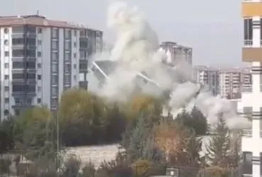 Malatya'da 12 katlı ağır hasarlı bina yerle bir oldu! O anlar saniye saniye görüntülendi-2