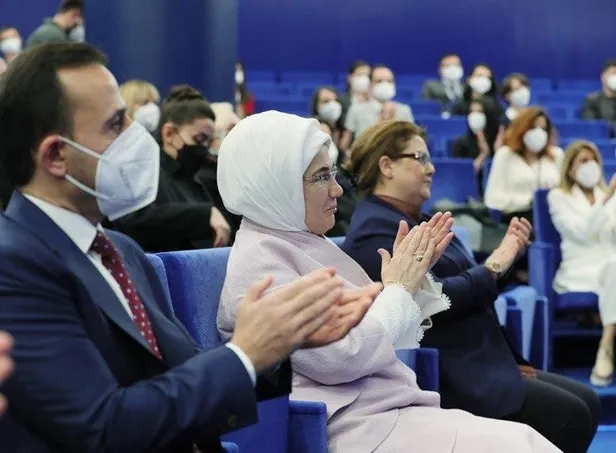 emine-erdogandan-gelecegi-yazan-kadinlar-odul-toreninde-onemli-mesajlar-gelecek-insanligin-ortak-umududur-1643986883104.jpeg Emine Erdoğan'dan 'Geleceği Yazan Kadınlar Ödül Töreni'nde önemli mesajlar: Gelecek insanlığın ortak umududur-3
