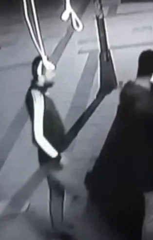 Genç kadın kapıyı açınca dehşeti yaşadı