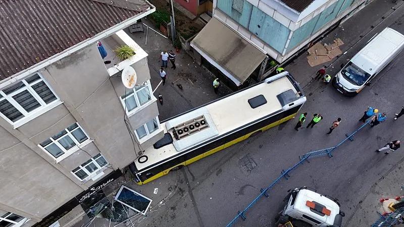 Pendik'te İETT otobüsü berber dükkanına girdi: 6 yaralı | Yıkım çalışmaları başladı! Kaza anı kamerada-9